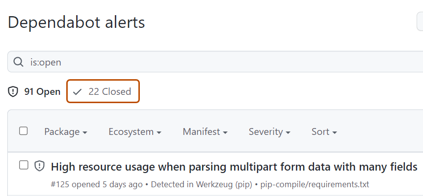 显示 Dependabot alerts 列表的屏幕截图，其中“已关闭”选项卡以深橙色轮廓突出显示。